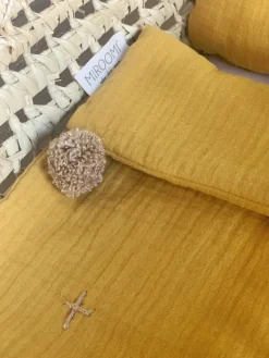 CESTA MOISÉS MUÑECA + VESTIDURA MIROOMI MOSTAZA