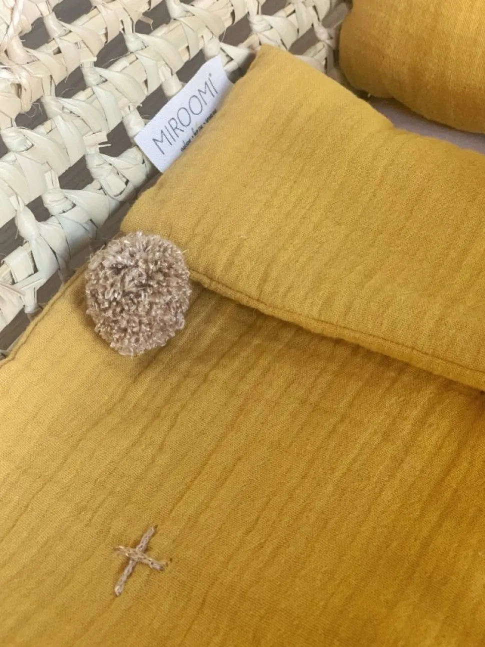 CESTA MOISÉS MUÑECA + VESTIDURA MIROOMI MOSTAZA