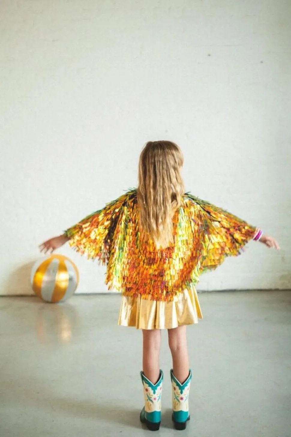 La capa holográfica con flecos – Oro