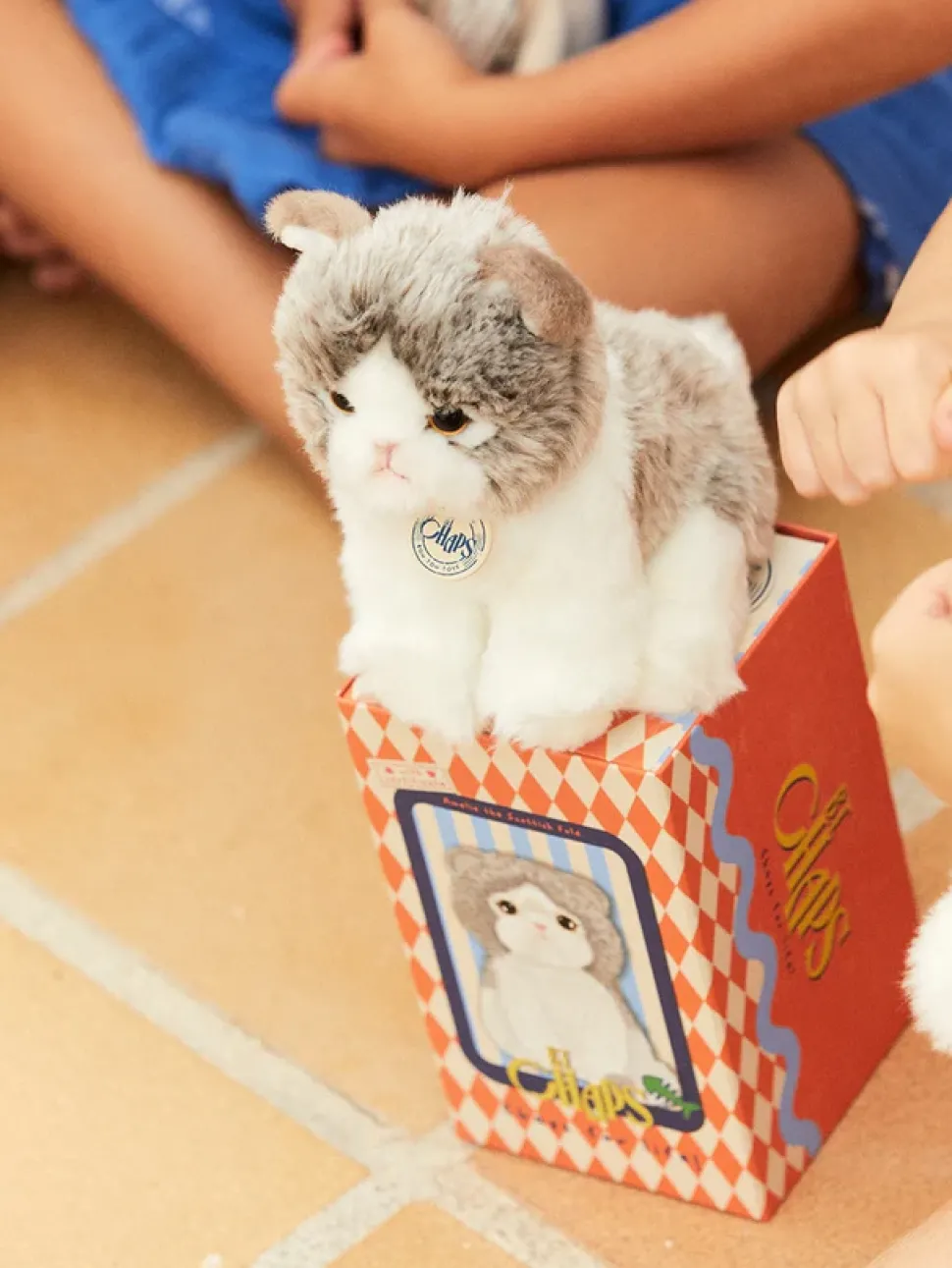 Peluche gato Fold Escocés Amelie en caja de regalo blanco/gris